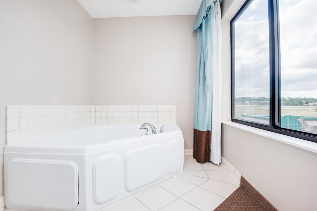 Deluxe King Suite - Non-Smoking